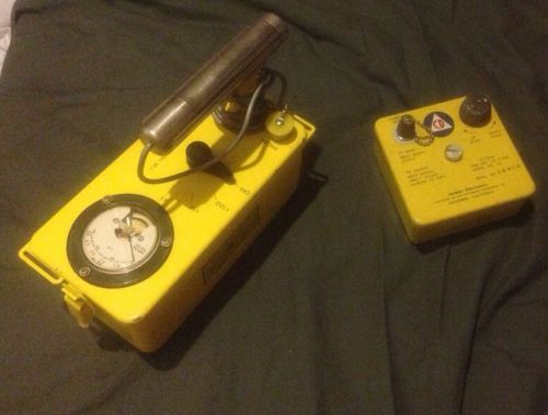 EXCELLENT CONDITION VINTAGE GEIGER COUNTER  CD  V-700  MODEL NO. 5+CD V-750