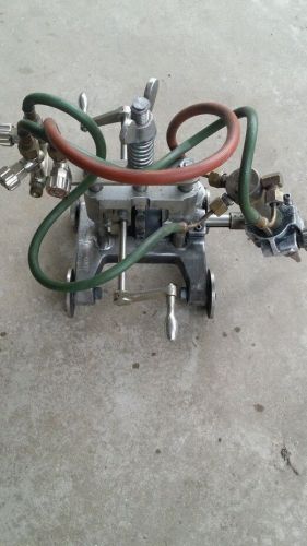 Pipe cutting machine beveling torch track chain