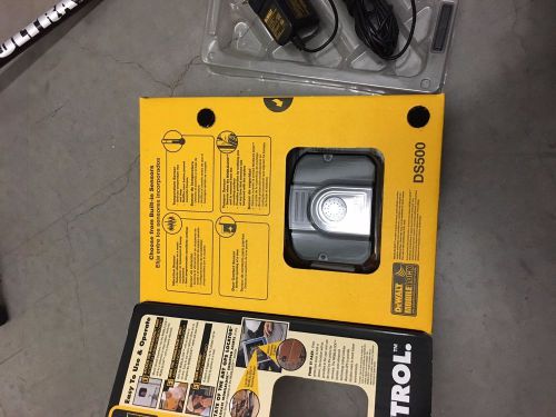 DeWalt DS500 MobileLock GPS Locator with Anti-Theft Alarm