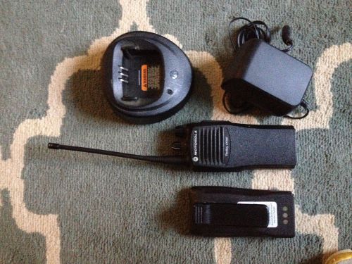 Motorola CP200 UHF 438-470Mhz 16Ch 4W Portable Radio AAH50RDC9AA2AN Works Great