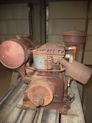 BRIGGS AND STRATTON VINTAGE ENGINE