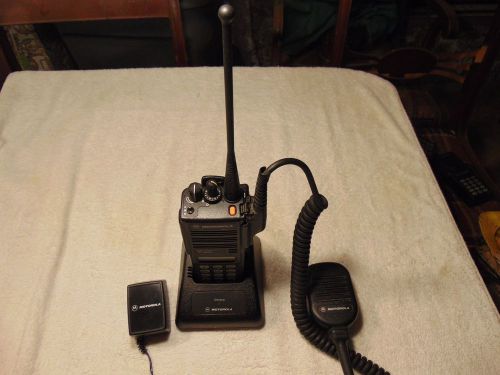 Motorola mts2000 w/ mic, battery charger - h01uch6pw1bn 800mhz flashport radio 2 for sale