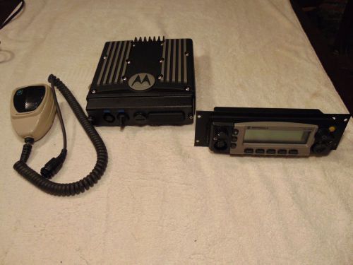 MOTOROLA XTL5000 w/ RADIO HEAD, MIC. 800MHz M0URS9PW1AN TWO WAY RADIO