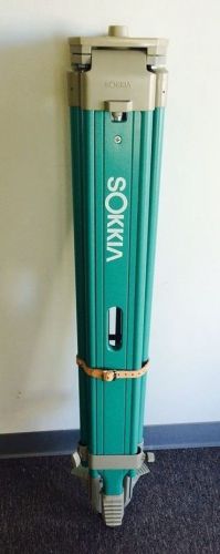 SOKKIA WIDE-FRAME WOOD TRIPOD W/CARRYING HANDLE; GREEN; 751252