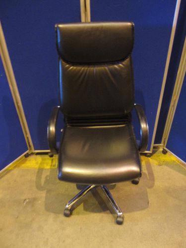 Comforto black leather swivel chair