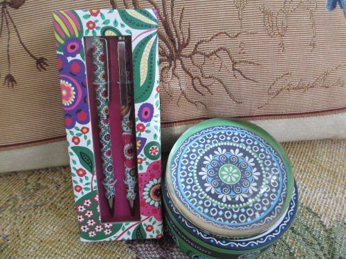 Vera Bradley ~ CUPCAKE GREEN PAPER WEIGHT &amp; VIVA LA VERA  PERFECT MATCH PEN SET