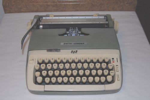 Vintage Smith Corona Galaxie Typewrighter  with Carrying Case Nice Vintage