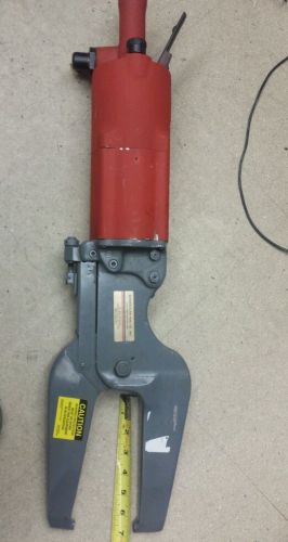 Pneumatic rivet squeezer