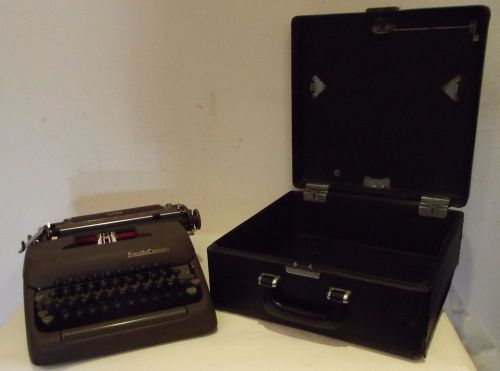 TYPEWRITER C.R SMITH &amp; CORONA corp MADE IN USA Model CLIPPER vintage antique old