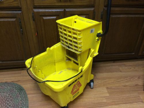 Brute 35 quart commercial rubbermaid mop bucket with wringer for sale