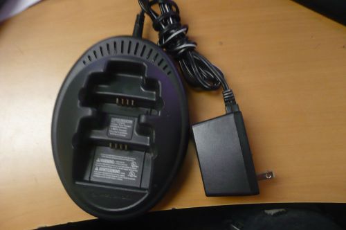 MOTOROLA NTN8103A BATTERY CHARGER W/ac adapter