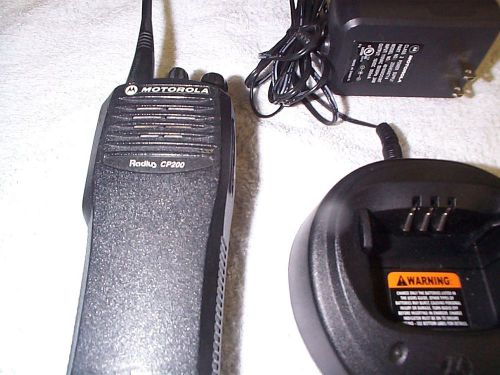 MOTOROLA CP200 UHF HANDHELD RADIO 4W 438-470 MHZ 16 CH NARROW BAND