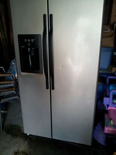 GE HOT POINT REFRRIGERATOR-FREEZER