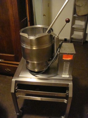 Groen 20 Quart Electric Steam Jacketed Tilt Skillet  Model No : TDP/7-20