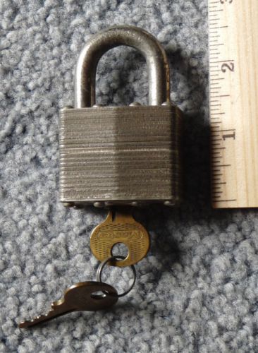 Older MASTER #1 Padlock - 7/8&#034; Shackle - 2 Working Keys - MADE IN USA (LOT 311)