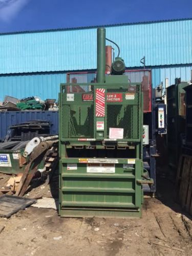 Baler PTR 48&#039; 1800 SERIES Vertical Baler  In  Operating Condition