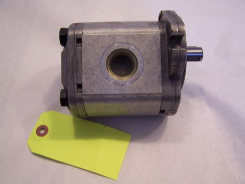 DAYTON 4Z785 2AD25AC GEAR PUMP UNUSED FROM OLD STOCK B-0004