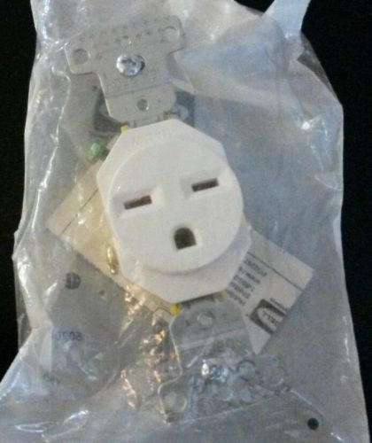 Hubbell RR155WZ SINGLE RECEPTACLE OUTLET WHITE  15A 250v    NEMA 6-15R