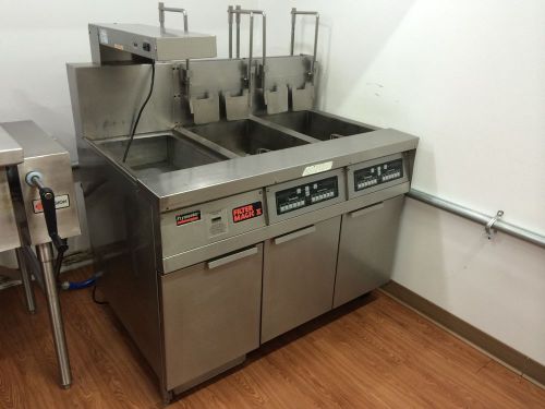 FRYMASTER GAS DEEP FRYER 2 BAYS FILTRATION SYSTEM, AUTO LIFT, DIGITAL CONTROL