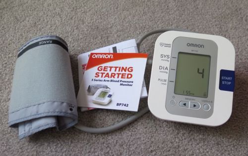 BLOOD PRESSURE MONITOR KIT OMRON UPPER ARM STANDARD CUFF BOX BP742 SERIES 5