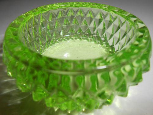 Green Vaseline glass salt dip / cellar celt star diamond pattern master uranium