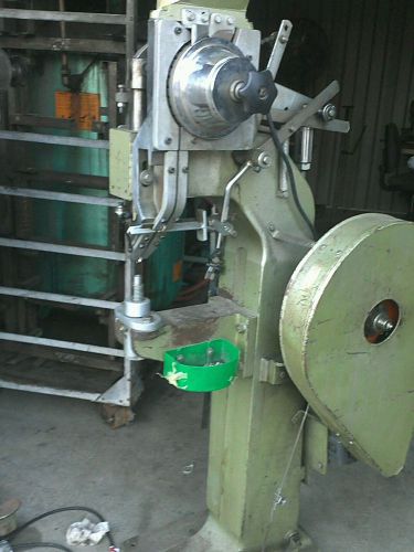 Automactic riveting machine