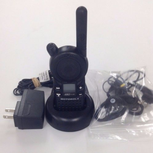 CLS1110 5-Mile 1-Channel UHF 2-Way Radio Good Condition w/ charger &amp; earpiece