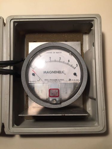 DWYER MAGNEHELIC DIFFERENTIAL PRESSURE GAGE 2005C w/ CASE HARDWARE HVAC GAUGE