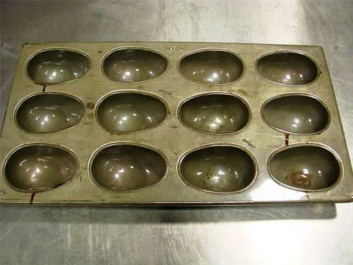 CHICAGO METALLIC EKCO 47685 12 ON GLAZED EASTER EGG FOOTBALL CAKE MUFFIN PAN