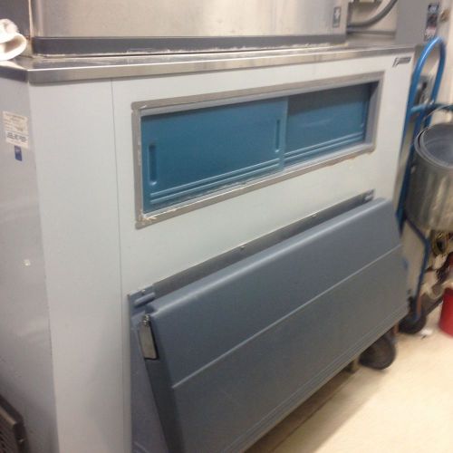 Manitowoc modular Ice mach, model QD1892N with Folley Ice bin. ser 990362828.