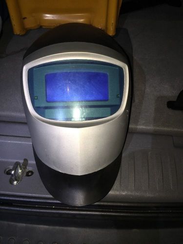 3M WELDING HELMET Speedglas 100 Series Auto-Darkening Black Welding Helmet.