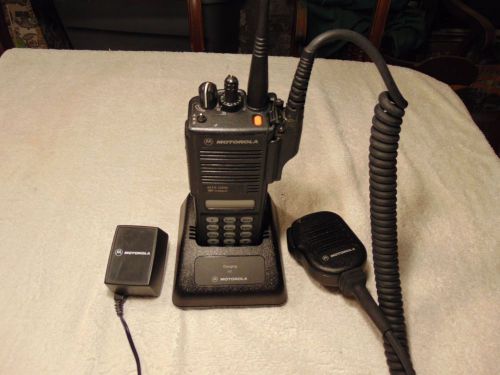 Motorola mts2000 w/ mic, battery charger - h01uch6pw1bn 800mhz flashport radio 7 for sale