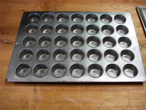 CHICAGO METALLIC 45575 557D 35 ON CUPCAKE MUFFIN PAN