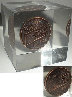 PAPERWEIGHT WOOD GUNDY 1905 1988 CIBC COIN TOKEN BLOCK