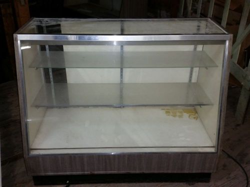 4 Foot MYERS Industries Inc Retail Display Case w 2 Glass Shelves