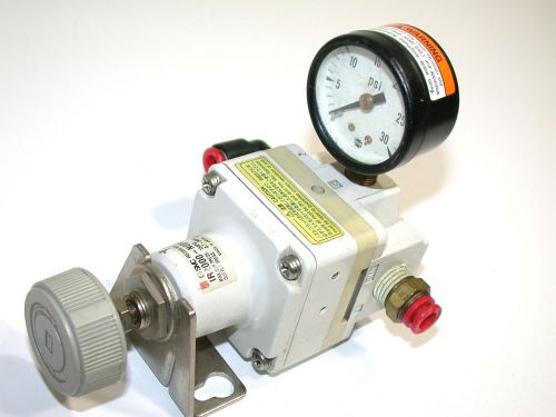 SMC PRECISION AIR REGULATOR WITH GAUGE IR2000-N02BG