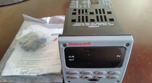 HONEYWELL DC2500 TEMPERATURE CONTROLLER DC2500-CE-0A00-200-00000-E0-0 NEW