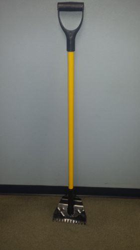 13101 - Fiberglass Handle Shingle Shovel w/ V-Shaped Teeth