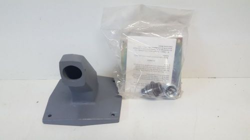 NEW NO BOX! FEDERAL SIGNAL LIGHT WALL MOUNT BRACKET LWMB2