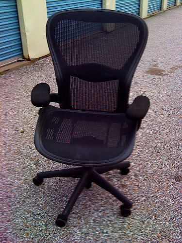 HERMAN MILLER AERON BLACK MESH DESK CHAIR, SIZE B FULLY ADJUSTABLE, GREAT SHAPE