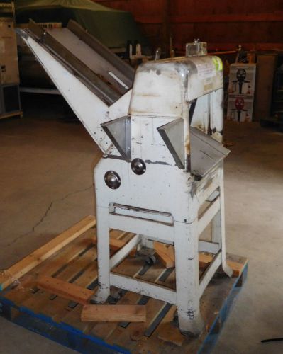 Oliver 797-32 Bread slicer 1/2 in runs 120 volt we got his with a mixer purchase