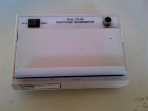 Nuclear Associates Victoreen Dual Color Electronic Sensitometer Model 07-417