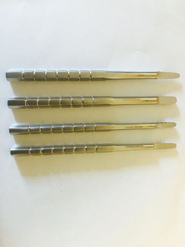 Set of 4 Pieces Bone Spreading D Shape Dental Implant