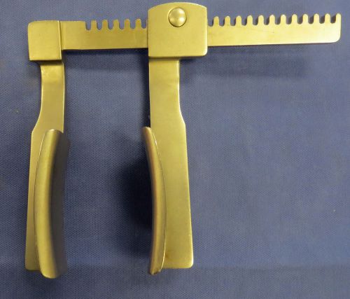 DELACROIX CHEVALIER STERNAL RETRACTOR SATIN FINISH, 8&#034; SPREAD, 6-1/2&#034; ARM LENGTH