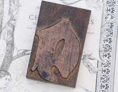 letter: q  blackletter wood type 3.54&#034; woodtype font letterpress printing block