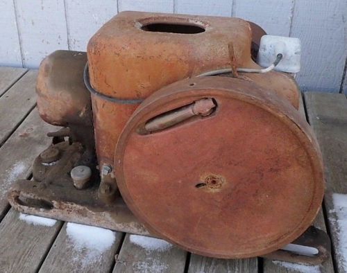 VINTAGE INTERNATIONAL HARVESTER HIT AND MISS GAS ENGINE 1 1/2-2 1/2 H.P. TYPE LB