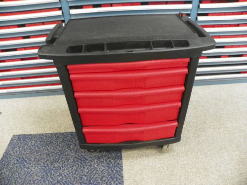 RUBBERMAID 5 DRAWER MOBILE WORK CENTER    B784