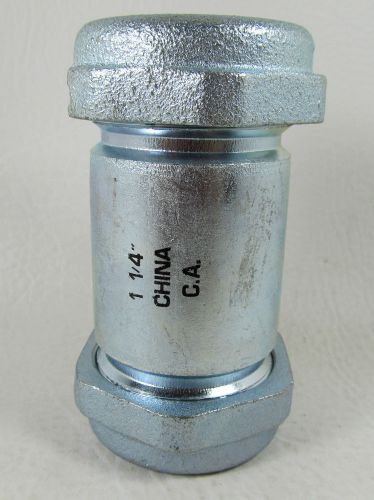 B &amp; K Repair Coupling Galvanized 1-1/4 &#034; X 3 &#034; Steel **