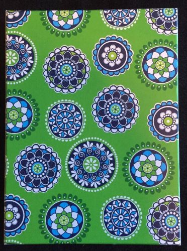 Vera Bradley Stationary Set 25 Sheets Of Paper 20 Envelopes In Cupcake Green