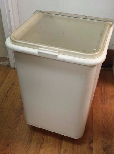 Rubbermaid White Dry Ingredient Bin Lid &amp; Scoop Model 3603 4.1 Cu Ft 30 .61 Gal